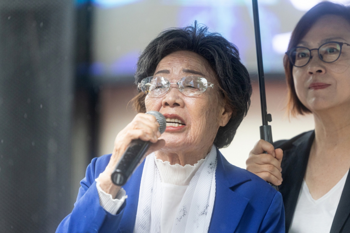 일본군 위안부 피해자 이용수 할머니가 올해 8월13일 오후 서울 종로구 옛 일본대사관 인근에서 열린 일본군 위안부 문제 해결을 위한 제1713차 수요시위에서 발언하고 있다. /사진=뉴스1.