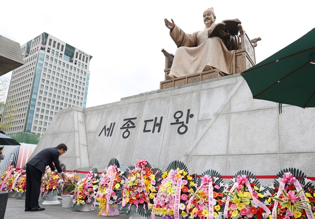 최휘영 문화체육관광부 장관이 제579돌 한글날인 9일 서울 종로구 광화문광장 세종대왕 동상 앞에서 열린 '한글날, 세종대왕께 꽃 바치기' 행사에서 세종대왕 동상에 헌화하고 있다. /사진=문체부