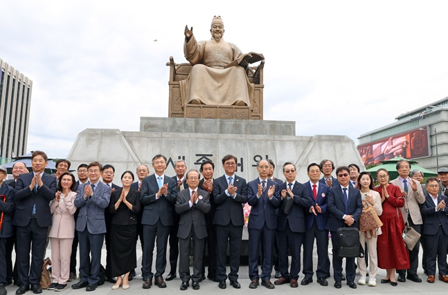 최휘영 문화체육관광부 장관이 9일 '한글날, 세종대왕께 꽃 바치기' 행사에서 참석자들과 기념촬영을 하고 있다. /사진=문체부