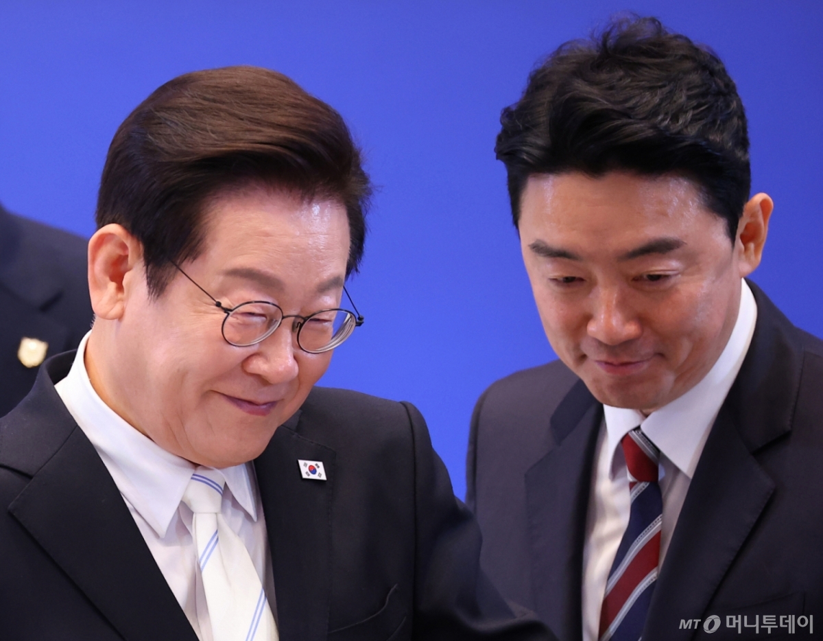 [서울=뉴시스] 고범준 기자 = 이재명 대통령이 11일 청와대 영빈관에서 열린 취임 100일 기자회견 '회복을 위한 100일, 미래를 위한 성장'을 마치고 강훈식 비서실장과 이동하고 있다. (대통령실통신사진기자단) 2025.09.11. bjko@newsis.com /사진=