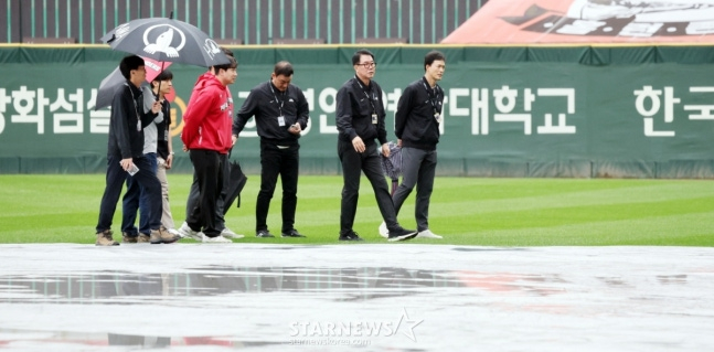 김시진 경기감독관(오른쪽에서 2번째)가 허삼영 감독관 등과 함께 비에 젖은 그라운드 상태를 살피고 있다. /사진=강영조 선임기자