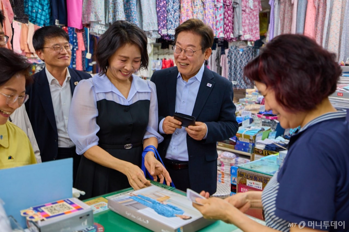 [서울=뉴시스] 최동준 기자 = 이재명 대통령과 김혜경 여사가 17일 서울 은평구 연서시장을 방문해 잠옷 구매를 하고 있다.  이날 이 대통령은 민생회복 소비쿠폰 효과 민심 청취를 하며 생활용품과 찬거리를 온누리상품권으로 구매했다. (사진=대통령실 제공) 2025.08.17. photo@newsis.com *재판매 및 DB 금지 /사진=