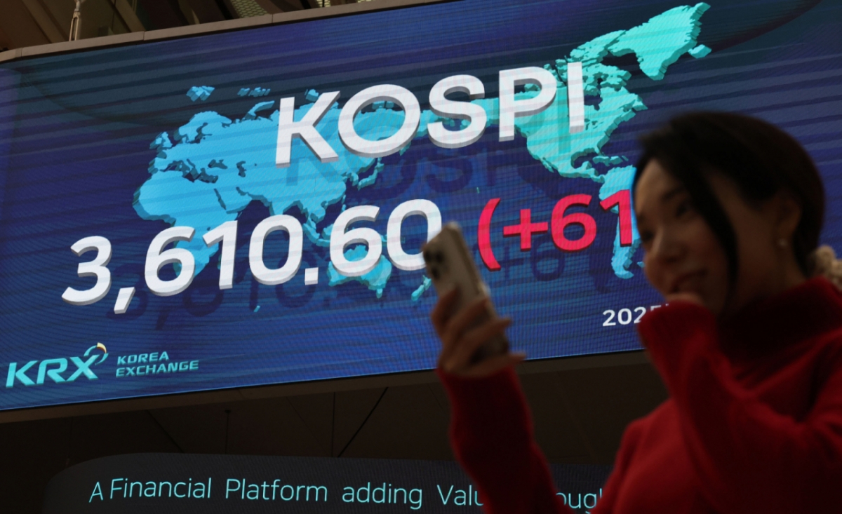 [서울=뉴시스] 권창회 기자 = 코스피가 전 거래일(3549.21)보다 61.39포인트(1.73%) 오른 3610.60에 마감한 10일 오후 서울 여의도 한국거래소 전광판에 지수가 표시되고 있다.  코스닥 지수는 전 거래일(854.25)보다 5.24포인트(0.61%) 상승한 859.49에 거래를 종료했다. 서울 외환시장에서 원·달러 환율은 전 거래일(1400.0원)보다 21.0원 오른 1421.0원에 주간 거래를 마감했다. 2025.10.10. kch0523@newsis.com /사진=권창회