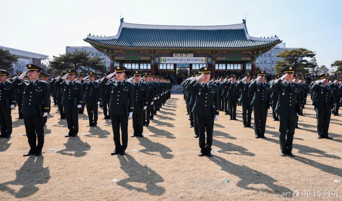 지난 2월27일 서울 노원구 육군사관학교에서 열린 제81기 졸업 및 임관식에서 임관 장교들이 거수경례를 하고 있다. / 사진=뉴스1