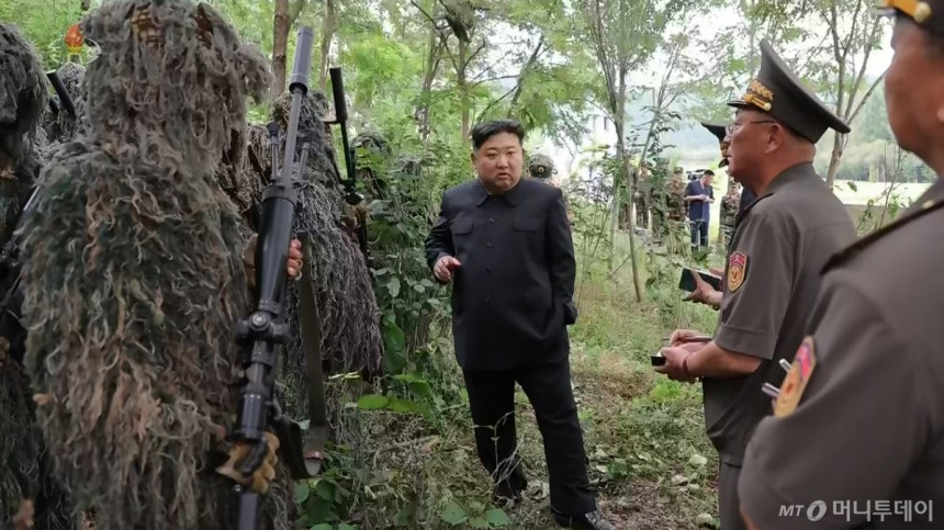 김정은 북한 노동당 총비서 겸 국무위원장이 지난 9월27일 조선인민군(북한군) 총참모부직속 특수작전 훈련기지를 방문해 저격수 구분대와 특수작전 구분대 훈련실태를 점검했다고 조선중앙TV가 28일 보도했다. / 사진=뉴시스(조선중앙TV)