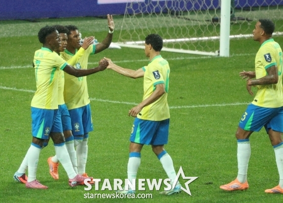 선제골 후 기뻐하는 브라질 선수들. /사진=김진경 대기자