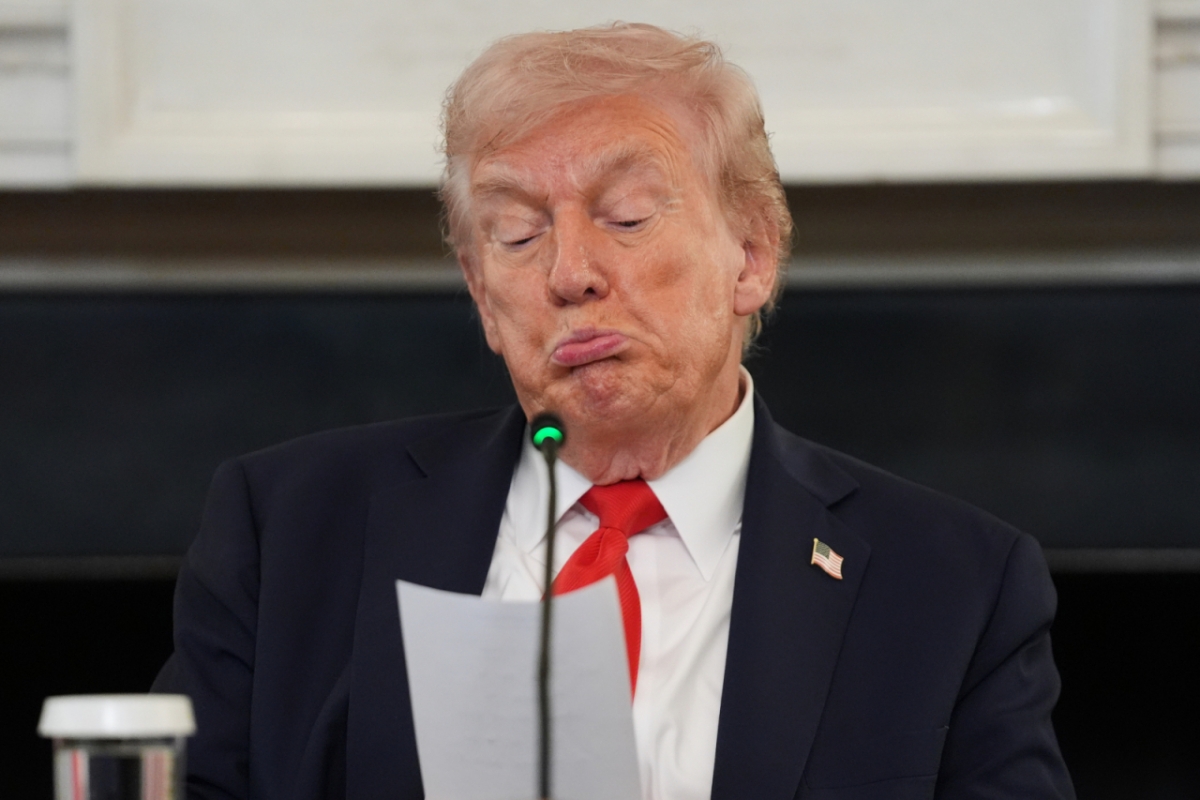 도널드 트럼프 미국 대통령이 8일(현지 시간) 백악관 국빈 만찬장에서 반파시스트 운동 '안티파' 관련 원탁회의를 주재하던 중 마코 루비오 국무장관이 전한 메모를 읽고 있다. 메모에는 이스라엘과 하마스의 협상이 매우 근접했고 곧 트럼프 대통령을 필요로 한다는 내용이 적힌 것으로 알려졌다./사진=AP=뉴시스.