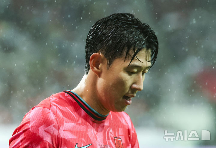 손흥민이 10일 서울 마포구 서울월드컵경기장에서 열린 남자 축구 국가대표 10월 A매치 친선전 대한민국과 브라질의 경기 중 고개를 숙이고 있다. /사진=뉴시스