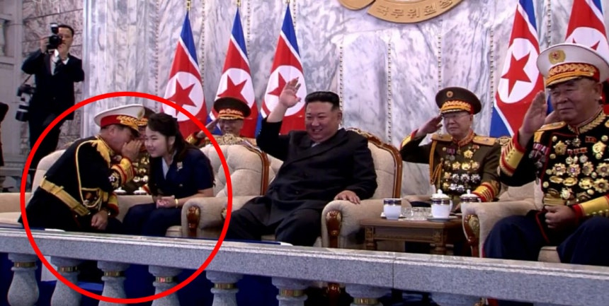 2023년 9·9절 열병식에서 북한군 5성 장군 격인 박정천 군정지도부장이 한쪽 무릎을 끓고 김정은 북한 노동당 총비서 겸 국무위원장의 딸 김주애와 얘기하는 장면이 포착된 모습. / 사진=뉴시스(조선중앙TV)