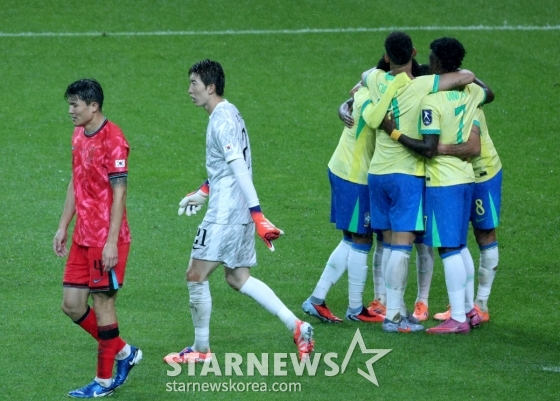 실점 후 아쉬워하는 김민재(맨 왼쪽)의 모습. /사진=김진경 대기자