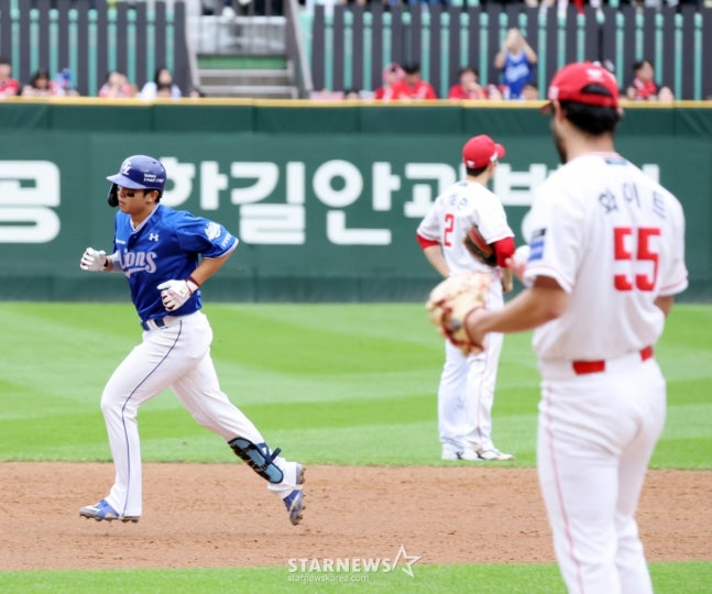 김영웅(왼쪽)이 화이트를 상대로 홈런을 날리고 베이스를 돌고 있다. /사진=강영조 선임기자