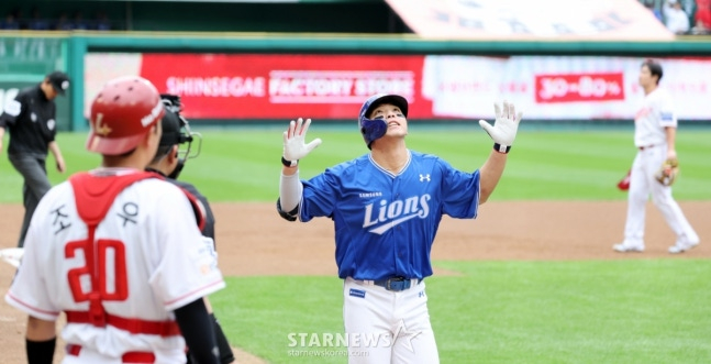 홈런을 친 뒤 홈을 밟고 세리머니를 하는 김영웅(가운데). /사진=강영조 선임기자