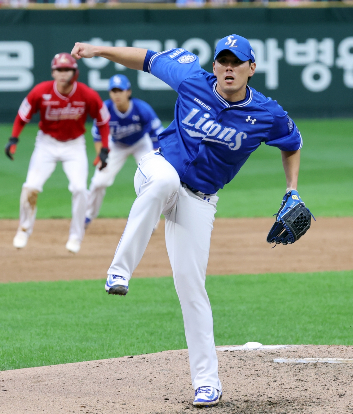 [포토]'7회말 조기등판' 김재윤 - 머니투데이