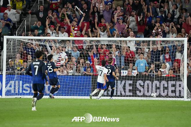 지난달 10일 미국 콜럼버스에서 열린 미국과의 A매치 평가전에서 실점을 허용한 일본 축구대표팀. /AFPBBNews=뉴스1