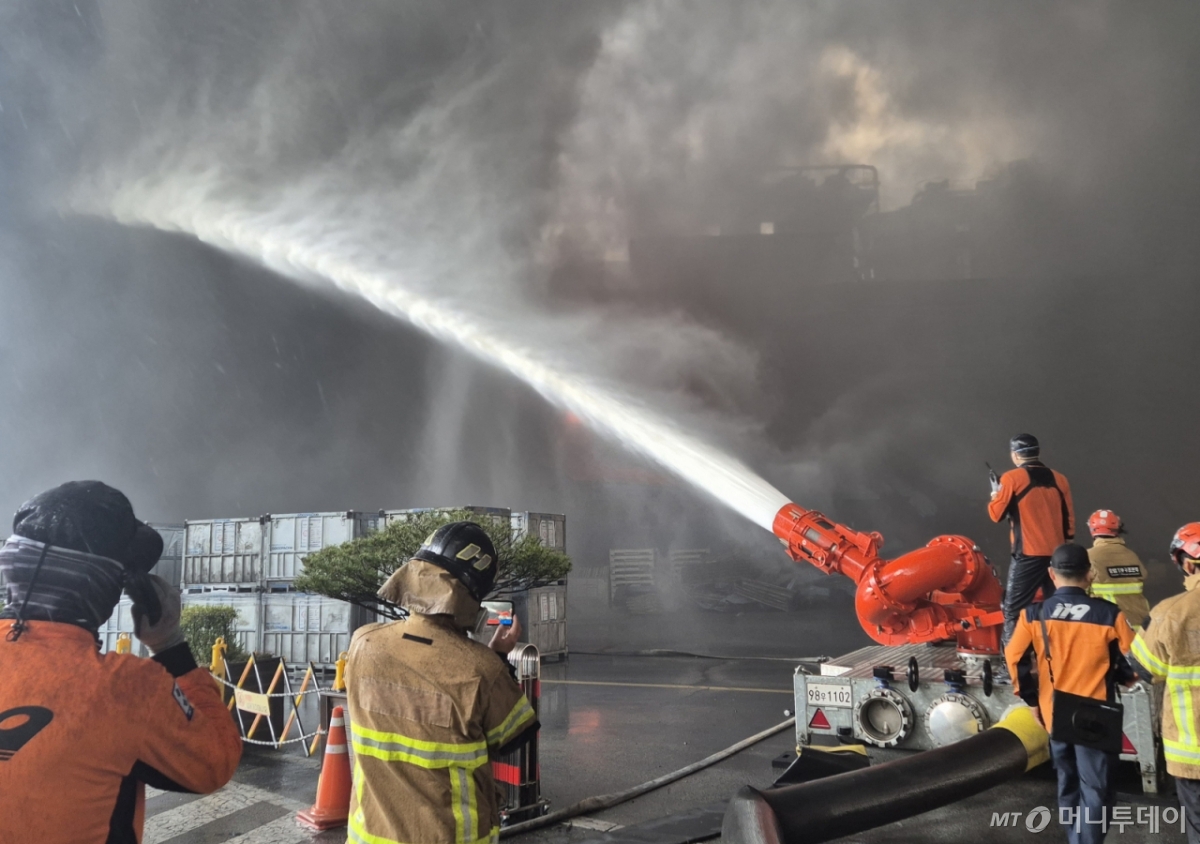 (서울=뉴스1) = 17일 오후 광주 광산구 송정동 금호타이어 광주공장에서 소방 당국이 대용량포방사시스템을 가동하고 있다. (소방청 제공, 재판매 및 DB금지) 2025.5.17/뉴스1 Copyright © 뉴스1. All rights reserved. 무단 전재 및 재배포, AI학습 이용 금지. /사진=(서울=뉴스1)