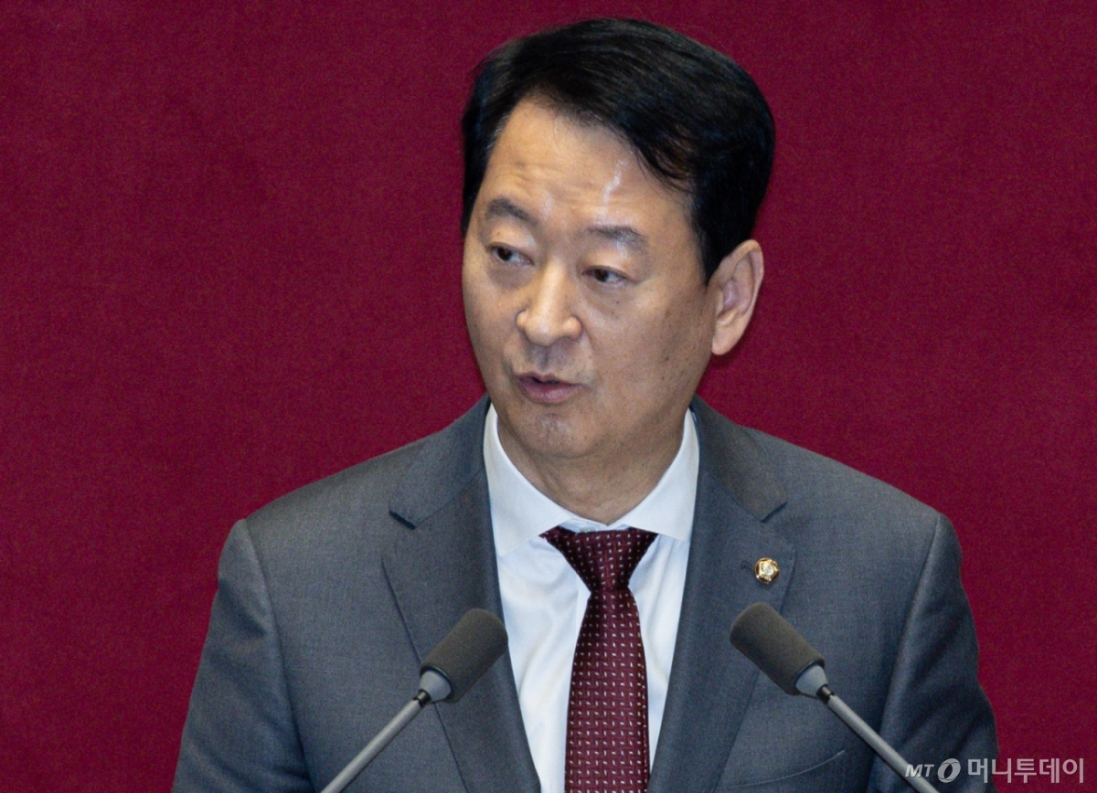 (서울=뉴스1) 이재명 기자 = 최은석 국민의힘 의원이 13일 오후 서울 여의도 국회 본회의장에서 열린 제423회 국회(임시회) 제1차 본회의에서 상법 일부개정법률안(대안)에 대한 토론을 하고 있다. 2025.3.13/뉴스1 Copyright © 뉴스1. All rights reserved. 무단 전재 및 재배포, AI학습 이용 금지. /사진=(서울=뉴스1) 이재명 기자