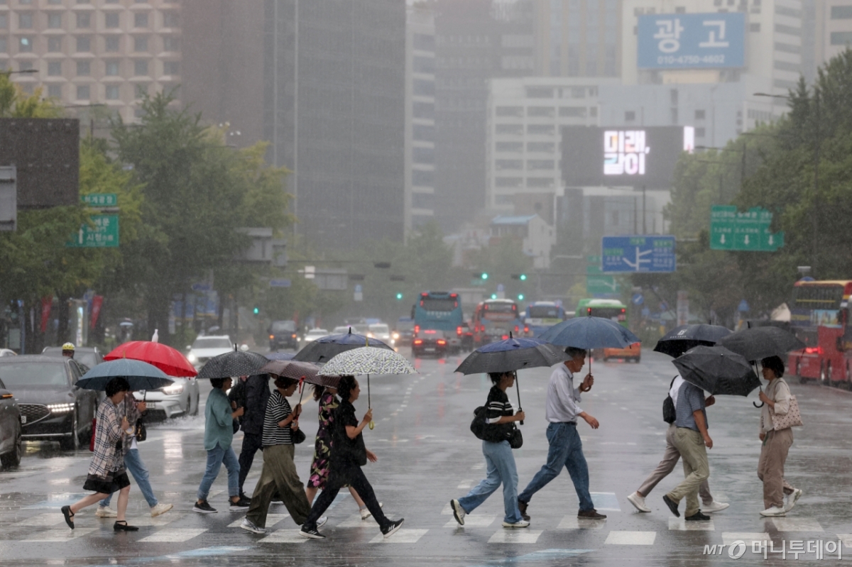 (서울=뉴스1) 이광호 기자 = 전국 대부분 지역에 비가 내리며 서울과 경기북부 등에 호우특보가 발효중인 17일 서울 종로구 광화문네거리에서 우산을 쓴 시민들이 발걸음을 옮기고 있다. 2025.9.17/뉴스1 Copyright © 뉴스1. All rights reserved. 무단 전재 및 재배포, AI학습 이용 금지. /사진=(서울=뉴스1) 이광호 기자