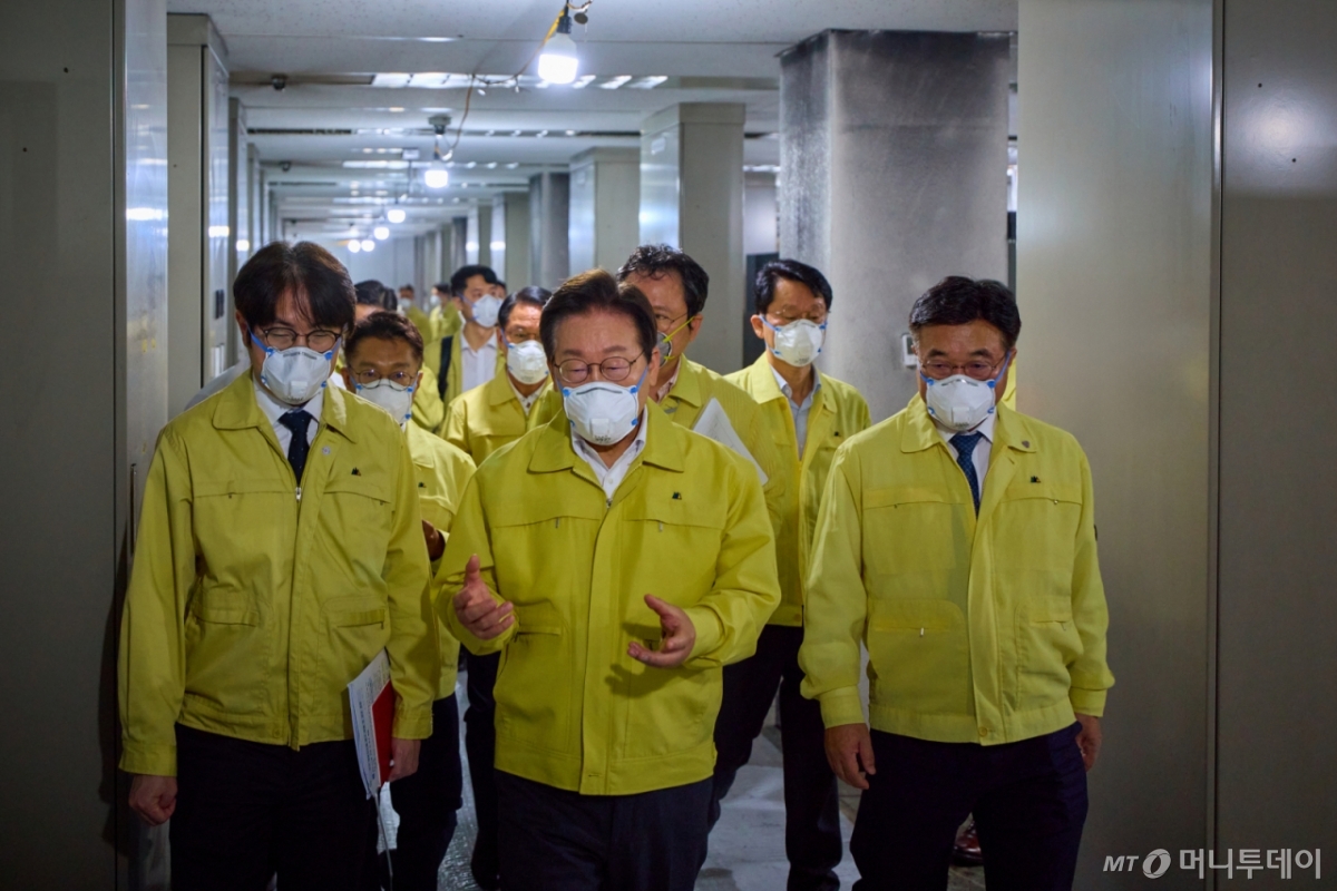 (서울=뉴스1) 이재명 기자 = 이재명 대통령이 10일 대전 유성구 국가정보자원관리원 화재 현장을 살펴보고 있다. (대통령실 제공. 재판매 및 DB 금지) 2025.10.10/뉴스1 Copyright © 뉴스1. All rights reserved. 무단 전재 및 재배포, AI학습 이용 금지. /사진=(서울=뉴스1) 이재명 기자