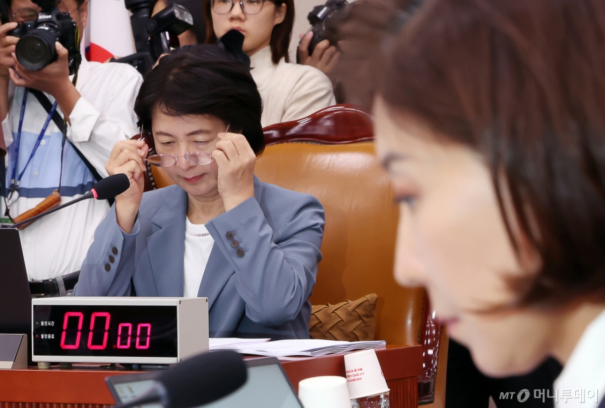 [서울=뉴시스] 김명년 기자 = 추미애 법제사법위원장과 나경원 국민의힘 의원이 24일 오후 서울 여의도 국회에서 열린 법사위 전체회의에 참석해 있다. 2025.09.24. kmn@newsis.com /사진=김명년