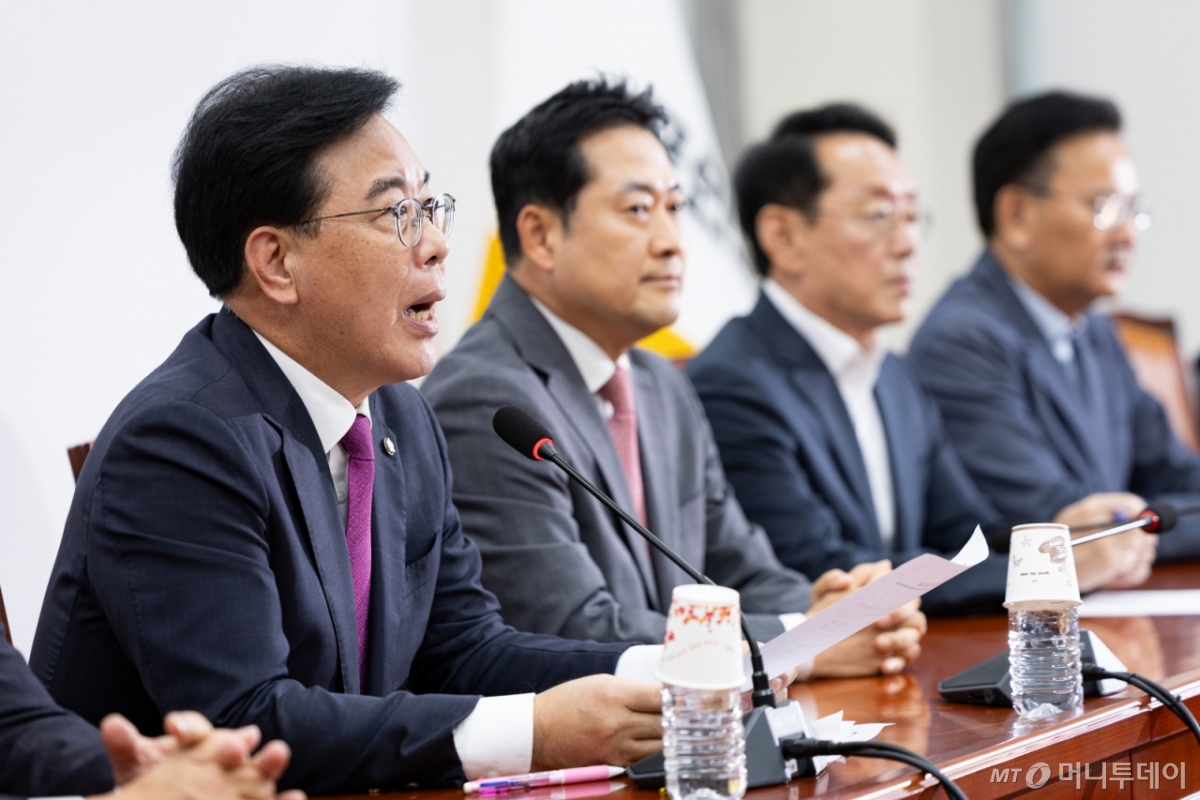 (서울=뉴스1) 유승관 기자 = 송언석 국민의힘 원내대표가 12일 서울 여의도 국회에서 열린 기자간담회에서 모두 발언을 하고 있다. 2025.10.12/뉴스1  Copyright © 뉴스1. All rights reserved. 무단 전재 및 재배포,  AI학습 이용 금지. /사진=(서울=뉴스1) 유승관 기자