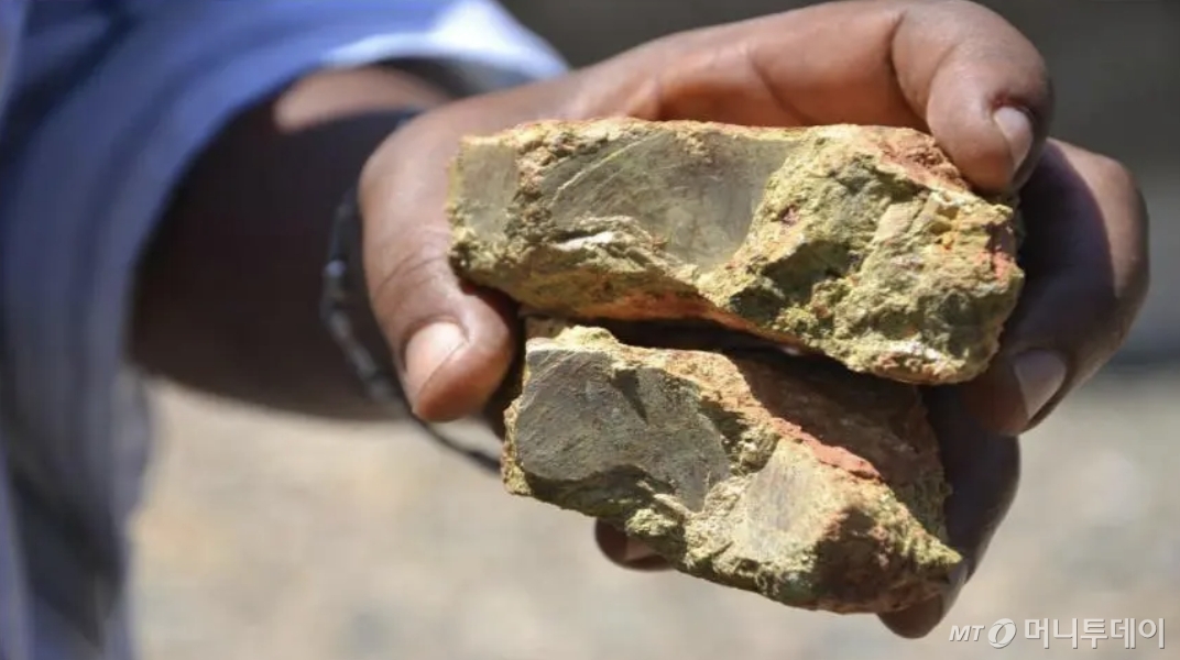 한 중국인 광산 관계자가 중국 현지서 생산된 희토류 광물을 들어보이고 있다./사진=머니투데이 사진DB