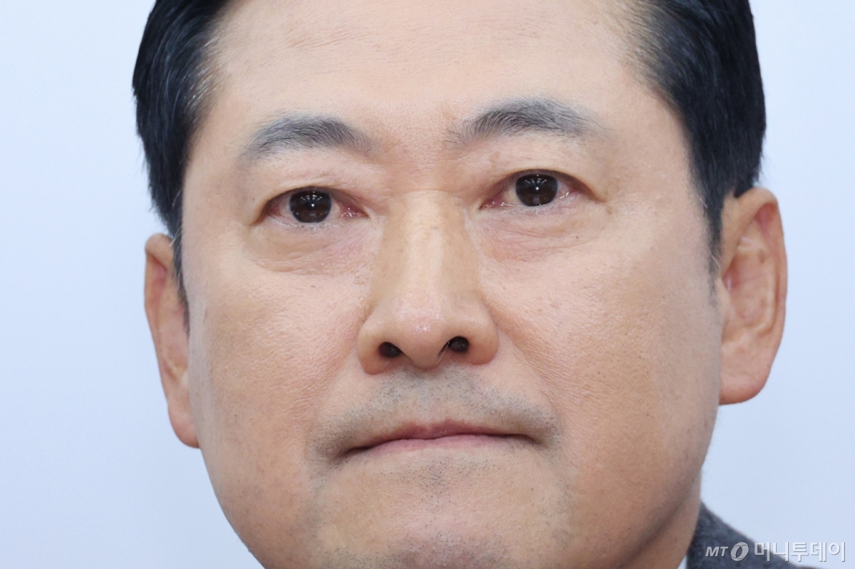 (서울=뉴스1) 신웅수 기자 = 장동혁 국민의힘 대표가 10일 서울 여의도 국회에서 김건희 여사 관련 의혹을 수사 중인 민중기 특검 강압수사 관련 기자간담회를 하고 있다. 2025.10.10/뉴스1 Copyright © 뉴스1. All rights reserved. 무단 전재 및 재배포, AI학습 이용 금지. /사진=(서울=뉴스1) 신웅수 기자