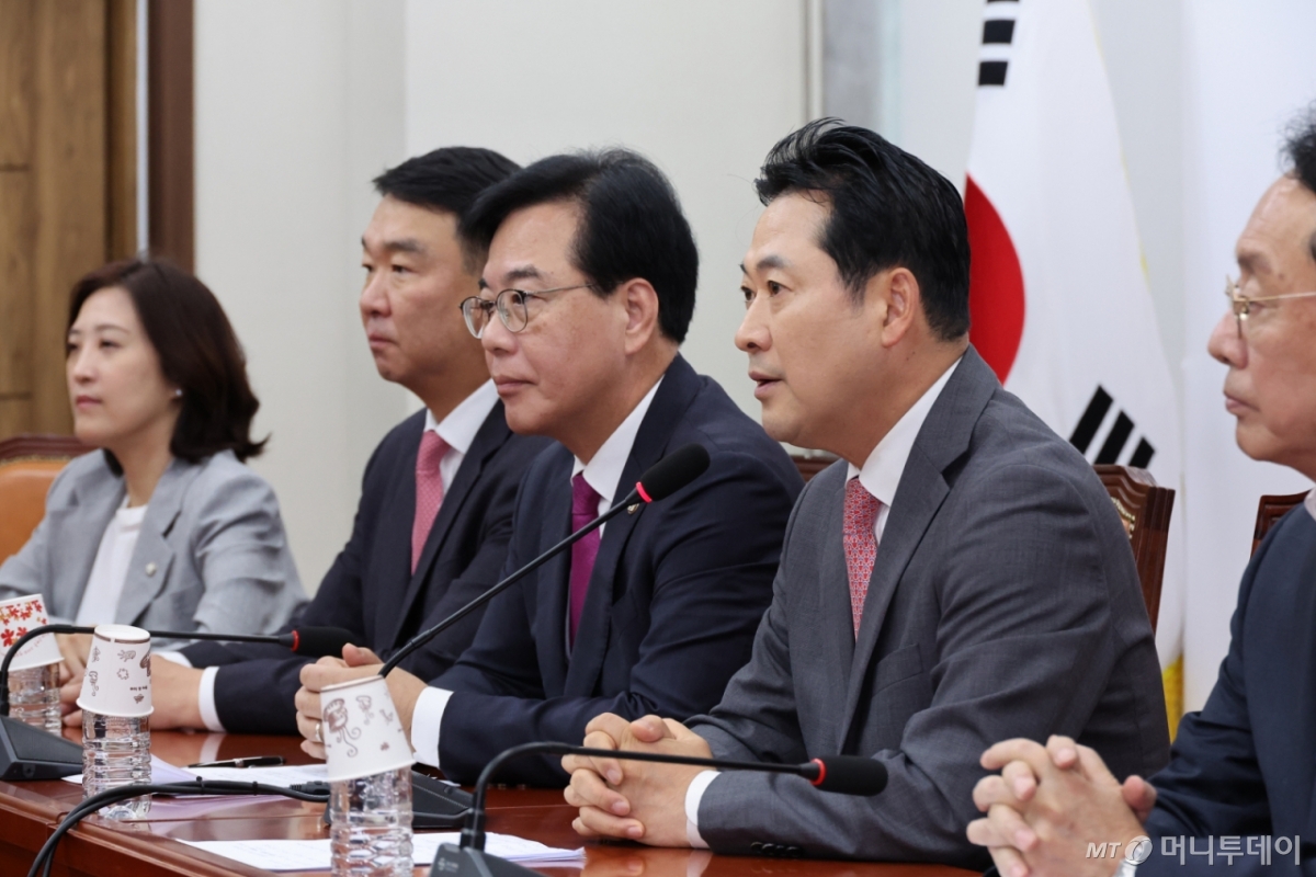 [서울=뉴시스] 김금보 기자 = 장동혁 국민의힘 대표가 12일 서울 여의도 국회에서 기자간담회를 하고 있다. 2025.10.12. kgb@newsis.com /사진=김금보