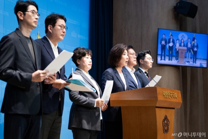 (서울=뉴스1) 유승관 기자 = 국회 법제사법위원회 나경원 의원을 비롯한 국민의힘 법사위원들이 12일 서울 여의도 국회 소통관에서 법사위의 대법원 등에 대한 국정감사를 앞두고 기자회견을 하고 있다. 왼쪽부터 국민의힘 주진우, 신동욱, 조배숙, 나경원, 송석준, 박준태 의원. 2025.10.12/뉴스1 Copyright (C) 뉴스1. All rights reserved. 무단 전재 및 재배포, AI학습 이용 금지. /사진=(서울=뉴스1) 유승관 기자