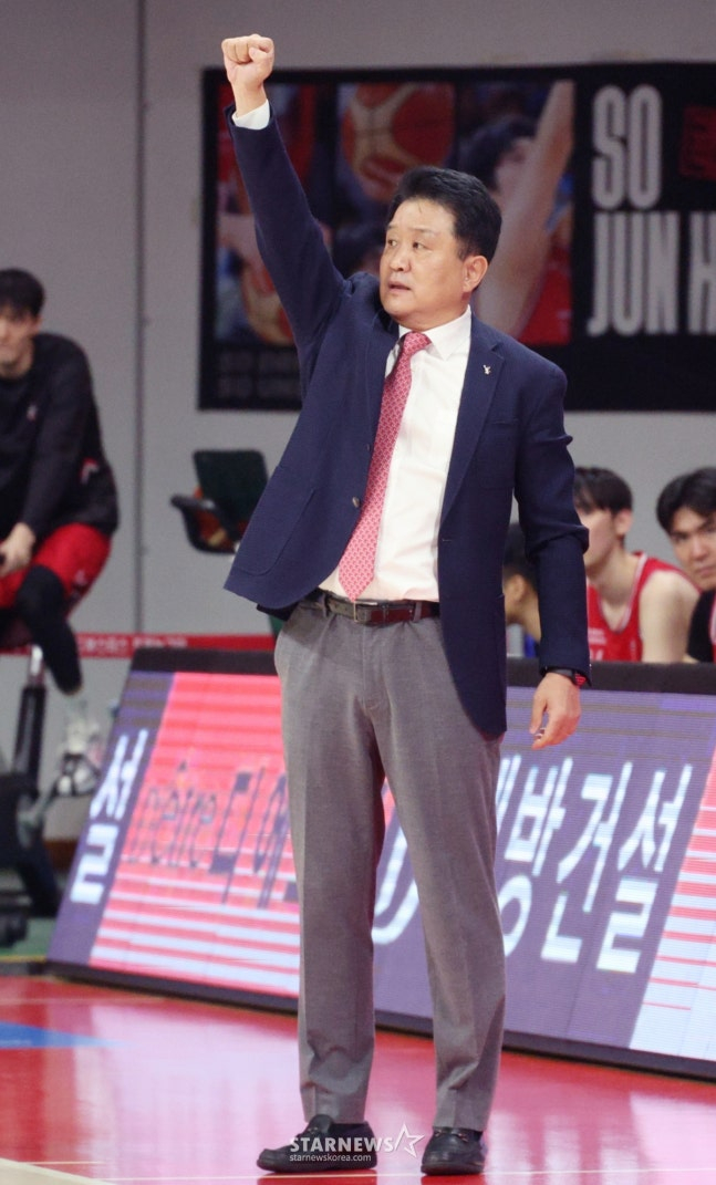 2025~2026 LG전자 프로농구 안양 정관장 대 서울 삼성 경기가 12일 경기도 안양정관장아레나에서 열렸다. 정관장 유도훈 감독이 작전 지시를 하고 있다. /사진=김진경 대기자