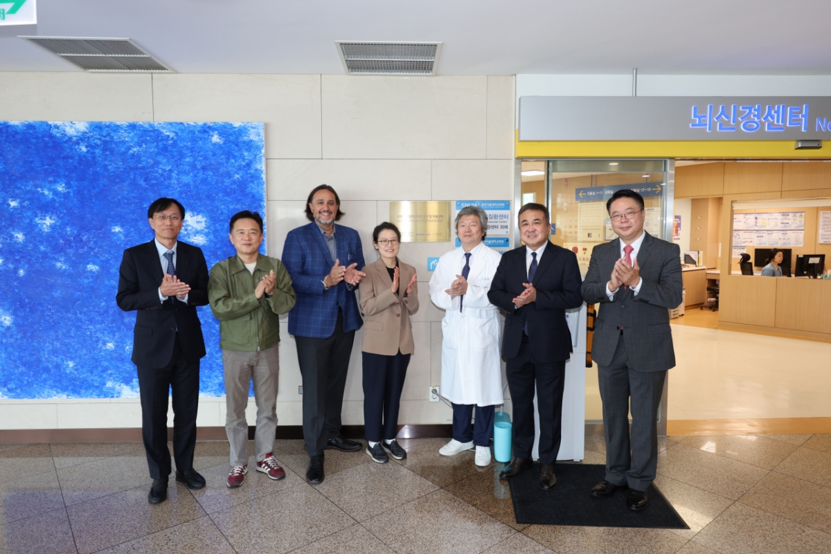 (왼쪽부터) 젬백스앤카엘 김상재 고문, 포니링크 남경필 대표, CurePSP 최고 경영자 크리스토프 디아즈 박사, 서울의대 신경과학교실 및 파킨슨희귀질환센터장 이지영 교수, 분당서울대병원 신경과 김종민 교수, 분당서울대병원 전상훈 명예교수, 젬백스앤카엘 이석준 대표가 참석해 국제 진행성핵상마비 연구 및 치료센터 현판 앞에서 기념촬영을 하고 있다./사진제공=젬백스