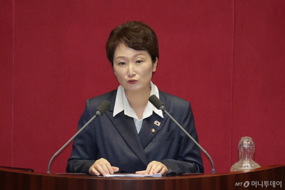 (서울=뉴스1) 신웅수 기자 = 이언주 더불어민주당 의원이 17일 오후 서울 여의도 국회에서 열린 제429회국회(정기회) 제7차 본회의에서 경제에 관한 질문을 하고 있다. 2025.9.17/뉴스1 Copyright © 뉴스1. All rights reserved. 무단 전재 및 재배포, AI학습 이용 금지. /사진=(서울=뉴스1) 신웅수 기자