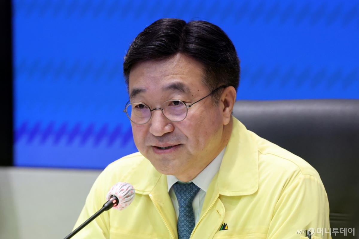 (서울=뉴스1) 황기선 기자 = 윤호중 행정안전부 장관이 9일 오전 서울 종로구 정부서울청사에서 열린 국가정보자원관리원 행정정보시스템 화재 관련 중앙재난안전대책본부 제10차 회의에서 모두발언을 하고 있다. 2025.10.9/뉴스1 Copyright © 뉴스1. All rights reserved. 무단 전재 및 재배포, AI학습 이용 금지. /사진=(서울=뉴스1) 황기선 기자