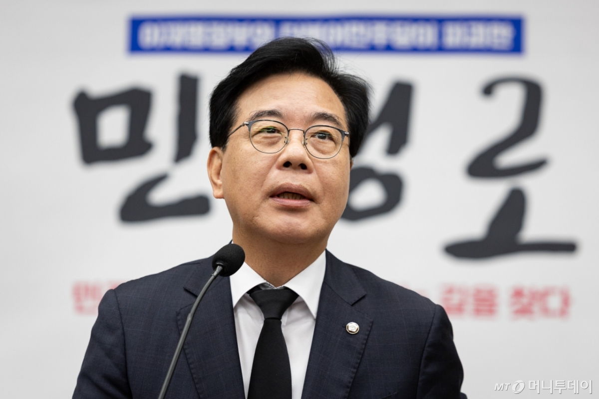 (서울=뉴스1) 유승관 기자 = 송언석 국민의힘 원내대표가 13일 서울 여의도 국회에서 열린 긴급 의원총회에서 모두 발언을 하고 있다. 2025.10.13/뉴스1 Copyright © 뉴스1. All rights reserved. 무단 전재 및 재배포, AI학습 이용 금지. /사진=(서울=뉴스1) 유승관 기자