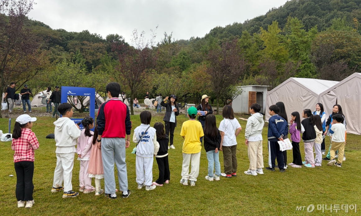 어린이들이 숲체험 시작 전 설명을 듣는 모습. /사진=윤지혜 기자