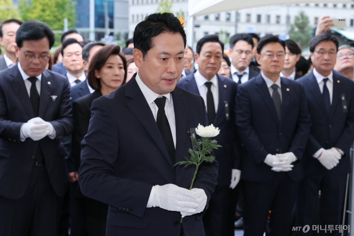 (서울=뉴스1) 안은나 기자 = 장동혁 국민의힘 대표가 13일 서울 여의도 국회에서 김건희 특검 조사를 받던 중 숨진 양평군청 공무원 분향소를 찾아 헌화하고 있다. 2025.10.13/뉴스1 Copyright © 뉴스1. All rights reserved. 무단 전재 및 재배포, AI학습 이용 금지. /사진=(서울=뉴스1) 안은나 기자