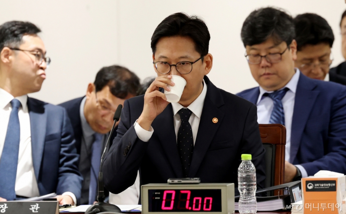 (세종=뉴스1) 김기남 기자 = 배경훈 부총리 겸 과학기술정보통신부 장관이 13일 세종시 정부세종청사에서 열린 국회 과학기술정보방송통신위원회의 과학기술정보통신부에 대한 국정감사에 앞서 물을 마시고 있다. 2025.10.13/뉴스1  Copyright © 뉴스1. All rights reserved. 무단 전재 및 재배포,  AI학습 이용 금지. /사진=(세종=뉴스1) 김기남 기자