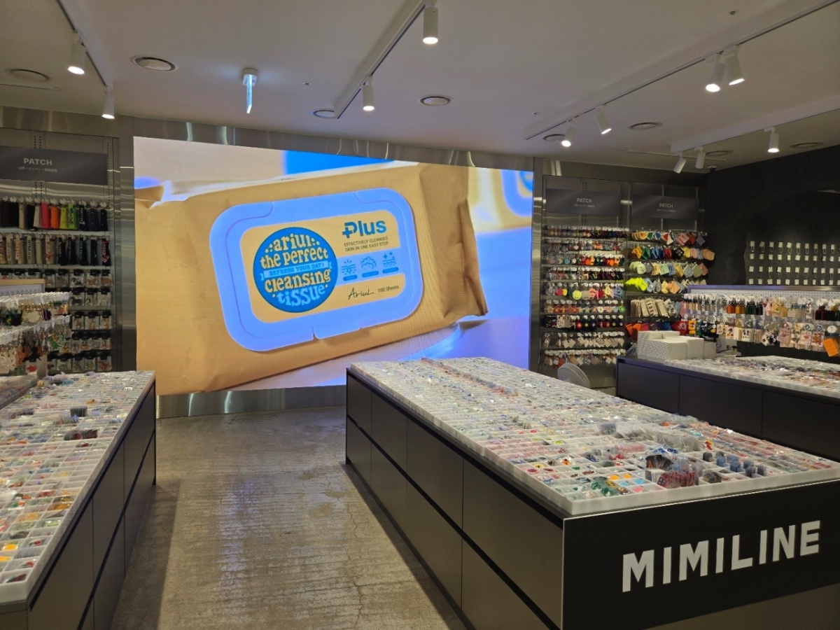 2층 대형 영상 디스플레이 존 내 아리얼 브랜드 필름 송출 모습