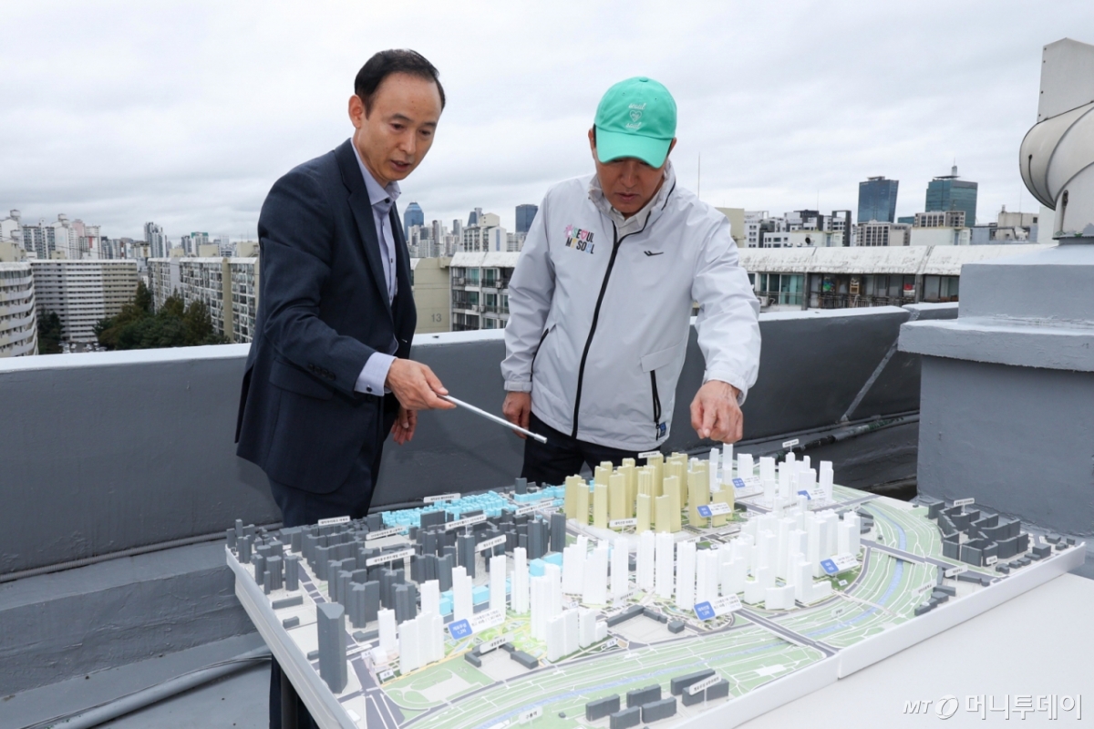 오세훈 서울시장이 13일 재건축 정비계획 변경안이 통과돼 재건축 정비사업에 속도가 붙은 서울 강남구 은마아파트를 방문해 대치동 재건축 단지계획도를 보고 있다. /사진=뉴스1 /사진=(서울=뉴스1) 오대일 기자
