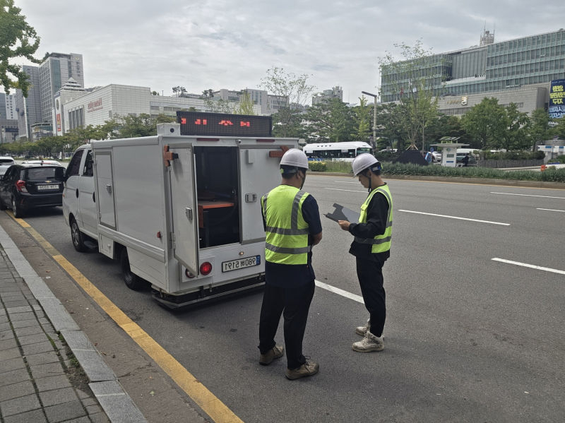 탐사용역사 관계자가 인계동 도로에서 지표투과 레이더를 활용해 지반침하를 탐사하고 있다./사진제공=수원시