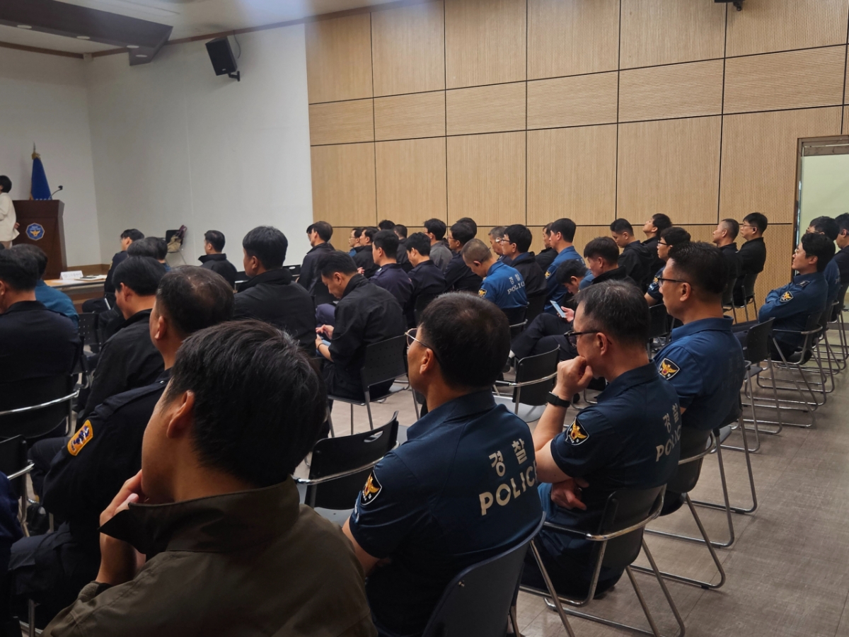 13일 오전 서울경찰청 기동본부에서 경찰관들이 강의를 듣는 모습./사진=박상혁 기자.