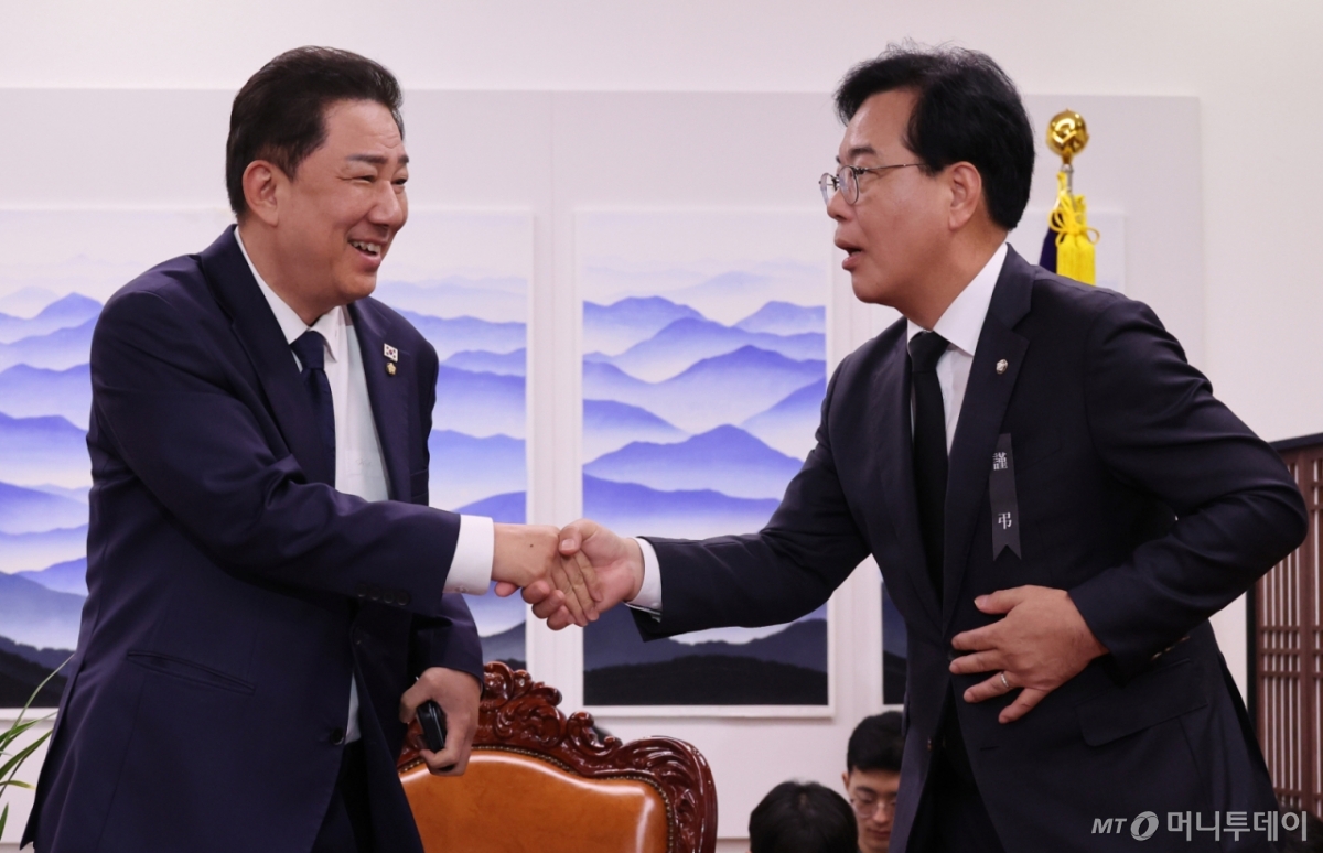 (서울=뉴스1) 유승관 기자 = 김병기 더불어민주당 원내대표(왼쪽)가 13일 서울 여의도 국회의장 집무실에서 국회의장 주재 여야 원내대표 회동에 앞서 송언석 국민의힘 원내대표와 악수하고 있다. (공동취재) 2025.10.13/뉴스1 Copyright © 뉴스1. All rights reserved. 무단 전재 및 재배포, AI학습 이용 금지. /사진=(서울=뉴스1) 유승관 기자