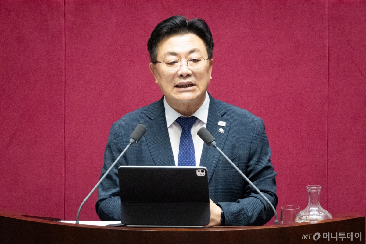 안태준 더불어민주당 의원이 지난달 28일 서울 여의도 국회에서 열린 제429회 국회(정기회) 제9차 본회의에서 국회법 일부개정법률안(위원회안)에 대한 무제한토론(필리버스터)을 하고 있다. /사진=뉴스1