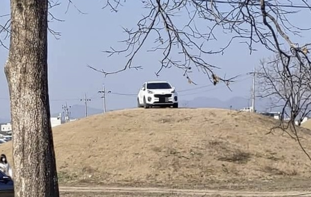 2020년 신라 고분 위에 주차한 차량/사진=온라인 커뮤니티 갈무리