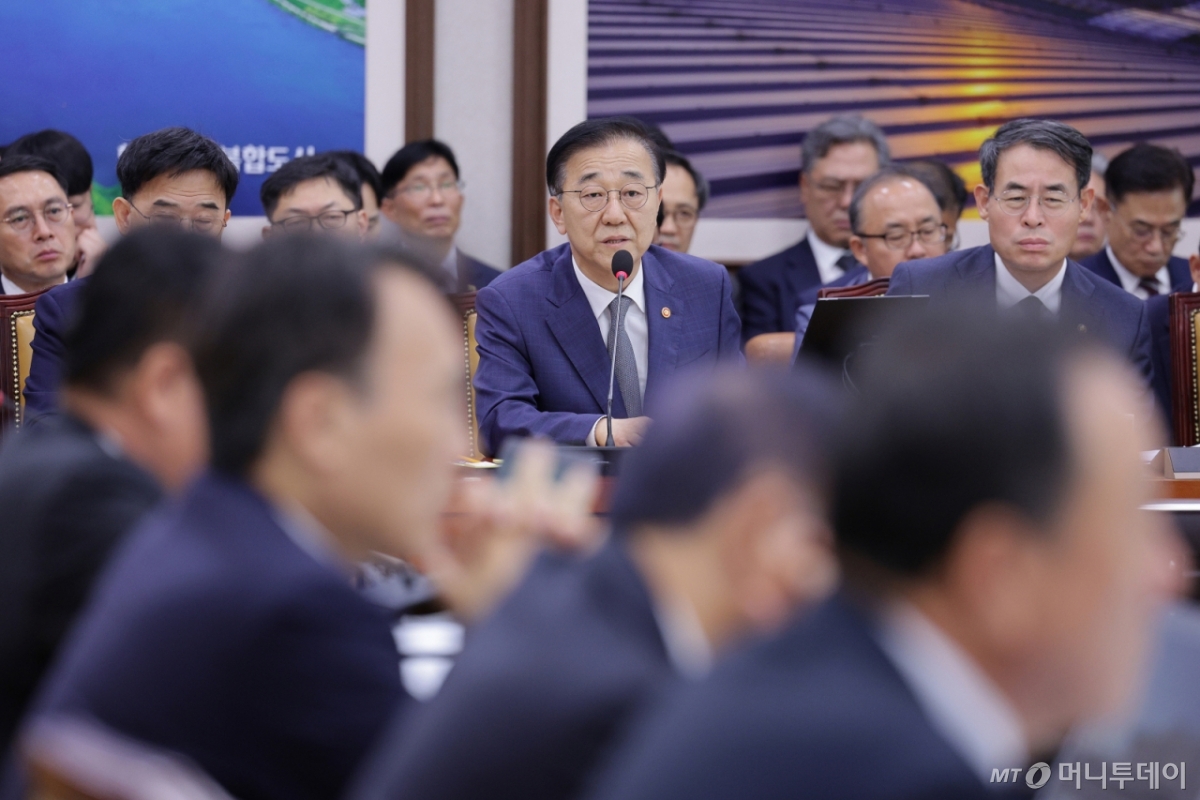 (서울=뉴스1) 신웅수 기자 = 김윤덕 국토교통부 장관이 13일 서울 여의도 국회 국토교통위원회에서 열린 국토교통부 등에 대한 국정감사에서 의원 질의에 답변하고 있다. 2025.10.13/뉴스1 Copyright © 뉴스1. All rights reserved. 무단 전재 및 재배포, AI학습 이용 금지. /사진=(서울=뉴스1) 신웅수 기자