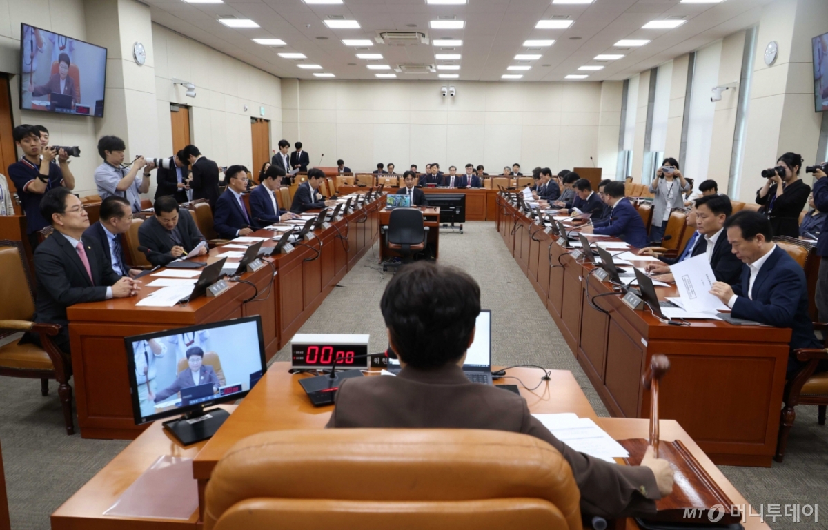 [서울=뉴시스] 조성봉 기자 = 임이자 국회 기획재정위원회 위원장이 30일 오후 서울 여의도 국회에서 열린 기획재정위원회 전체회의에서 의사봉을 두드리고 있다. 2025.09.30. suncho21@newsis.com /사진=조성봉