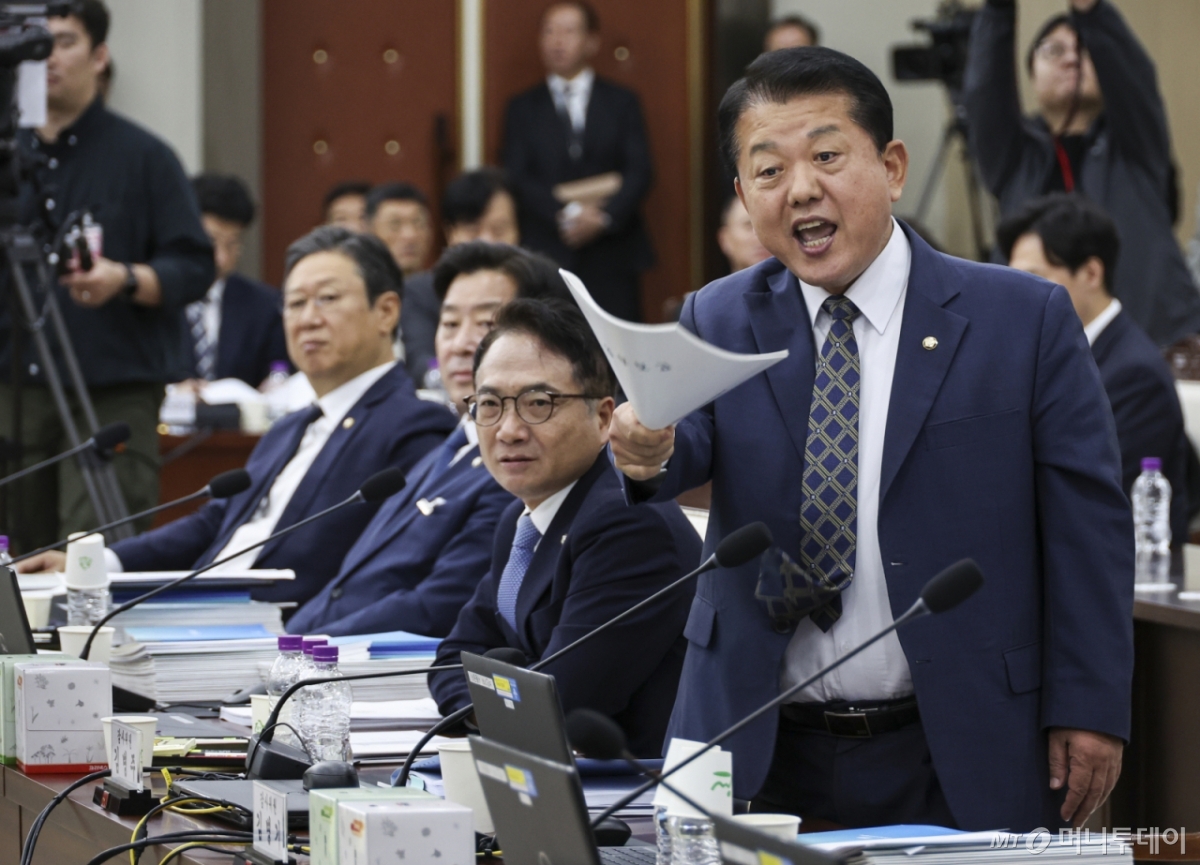 이재명 정부 첫 국정감사가 시작된 13일 오전 서울 용산구 국방부 청사에서 열린 2025 국방부 국정감사에서 김병주 더불어민주당 의원이 성일종 국회 국방위원장에게 항의하고 있다. / 사진=뉴스1