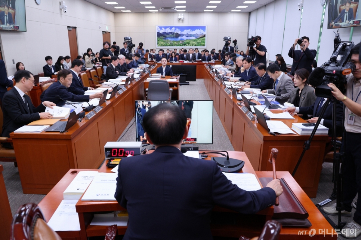 (서울=뉴스1) 신웅수 기자 = 김석기 국회 외교통일위원장이 13일 서울 여의도 국회 외통위에서 열린 외교부 등에 대한 국정감사에서 의사봉을 두드리고 있다. 2025.10.13/뉴스1  Copyright © 뉴스1. All rights reserved. 무단 전재 및 재배포,  AI학습 이용 금지. 