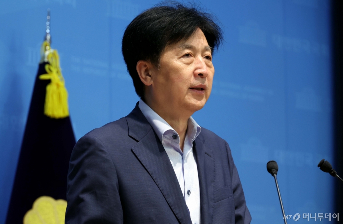 [서울=뉴시스] 조성봉 기자= 오기형 더불어민주당 의원이 7일 오전 서울 여의도 국회 소통관 열린  '미국 이민 당국의 한국 기업 직원 구금'  관련 기자회견에서 한미동맹과 대미투자 요구에 상응한 대우를 촉구하는 발언을 하고 있다. 2025.09.07. suncho21@newsis.com /사진=조성봉