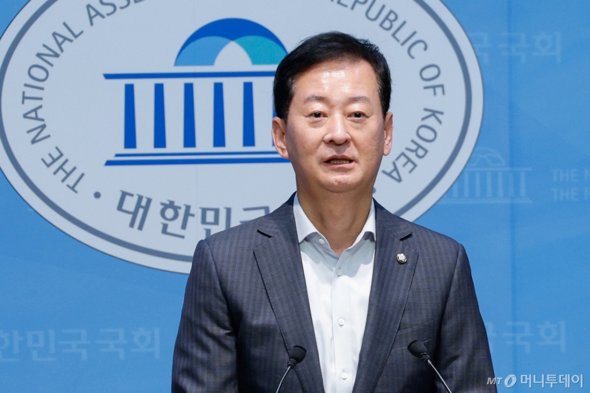 (서울=뉴스1) 안은나 기자 = 최은석 국민의힘 수석대변인이 20일 오후 서울 여의도 국회 소통관에서 노란봉투법 입법 중단을 촉구하며 논평하고 있다. 2025.8.20/뉴스1 Copyright © 뉴스1. All rights reserved. 무단 전재 및 재배포, AI학습 이용 금지. /사진=(서울=뉴스1) 안은나 기자