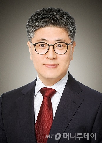 황정훈 변호사는 서울대학교 공과대학 기계공학과를 졸업(1996)하고 제38회 변리사시험에 합격(2001)한 후 Lee International 특허사무소(2002~2003) 및 Nam & Nam 특허사무소(2005~2006) 등에서 변리사로 근무한 경험이 있으며 사법연수원을 제37기로 수료한 후 2008년부터 법무법인(유) 율촌에 입사해 현재 IP & Technology 융합 부문의 파트너 변호사로 재직하고 있다/사진=법무법인(유한) 율촌